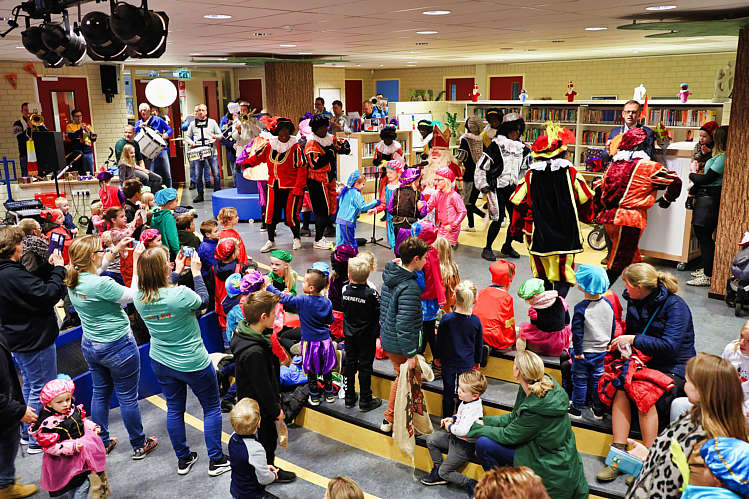 Aankomst van de Sint en zijn Zwarte Pieten in Waarder_071